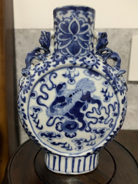 古玩陶瓷清晚期 青花少獅太保戲繡球抱月瓶拍賣,當(dāng)前價格4800元