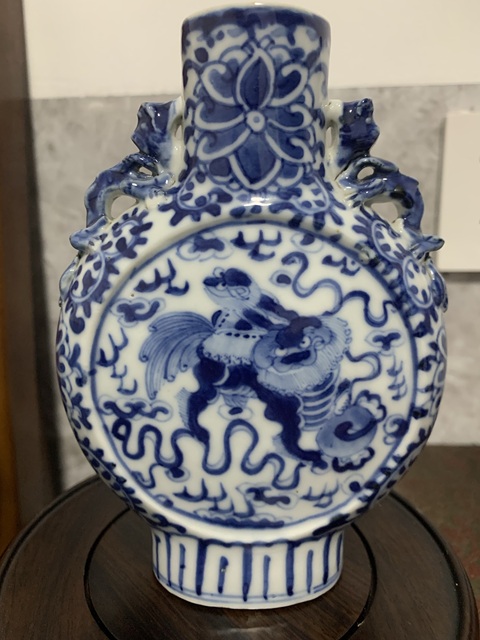 古玩陶瓷清晚期 青花少獅太保戲繡球抱月瓶拍賣,當(dāng)前價格4800元