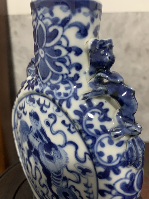古玩陶瓷清晚期 青花少獅太保戲繡球抱月瓶拍賣,當(dāng)前價格4800元