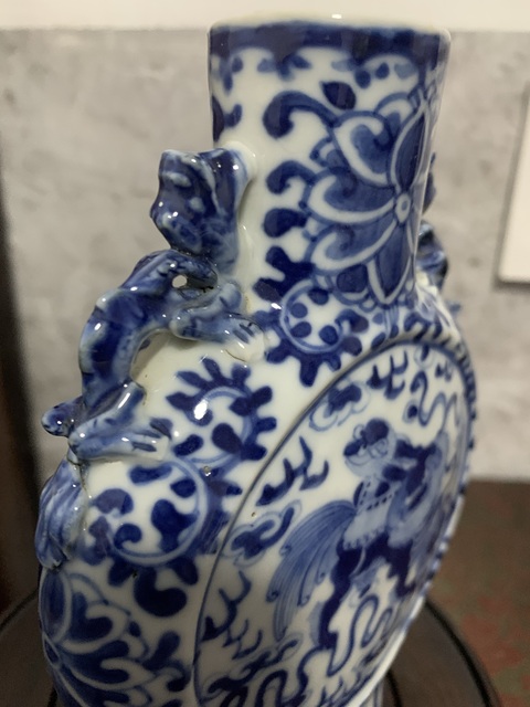 古玩陶瓷清晚期 青花少獅太保戲繡球抱月瓶拍賣,當(dāng)前價格4800元