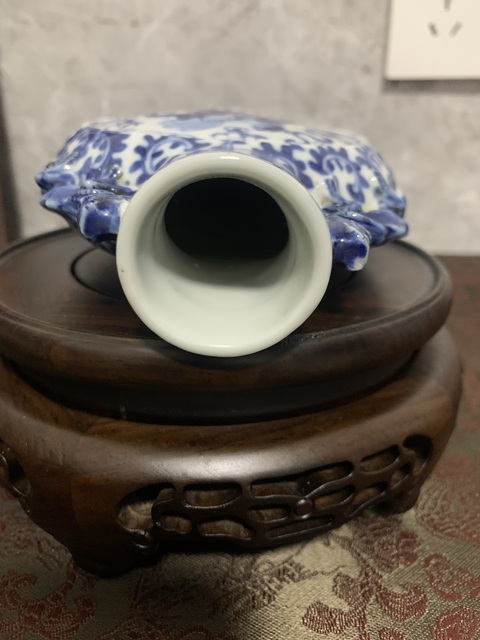 古玩陶瓷清晚期 青花少獅太保戲繡球抱月瓶拍賣,當(dāng)前價格4800元