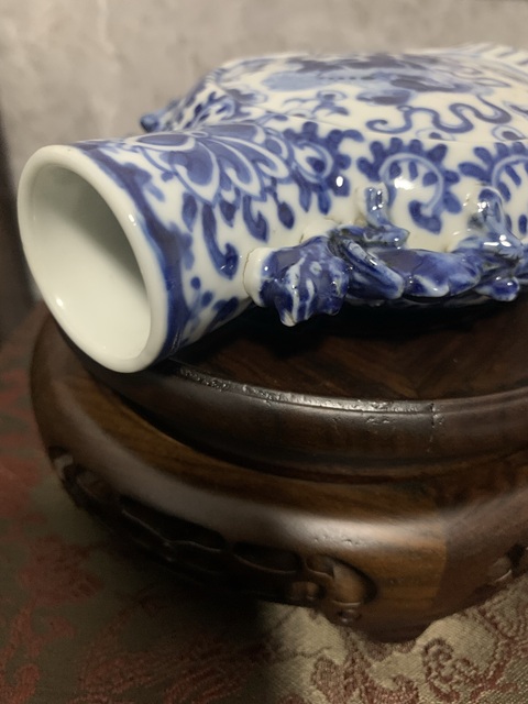 古玩陶瓷清晚期 青花少獅太保戲繡球抱月瓶拍賣,當(dāng)前價格4800元