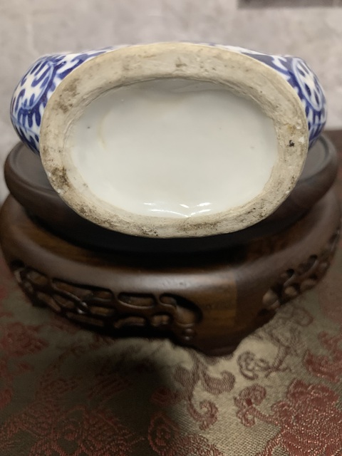 古玩陶瓷清晚期 青花少獅太保戲繡球抱月瓶拍賣,當(dāng)前價格4800元