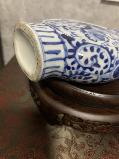 古玩陶瓷清晚期 青花少獅太保戲繡球抱月瓶拍賣,當(dāng)前價格4800元
