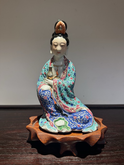 古玩陶瓷粉彩花卉紋觀音瓷像真品鑒賞圖