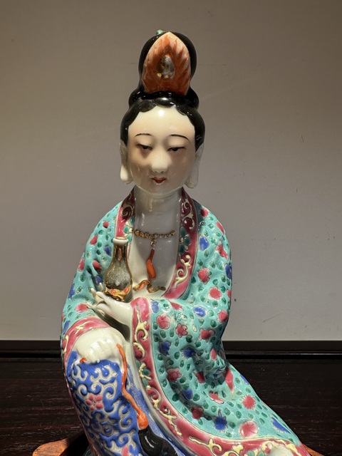 古玩陶瓷粉彩花卉紋觀音瓷像真品鑒賞圖