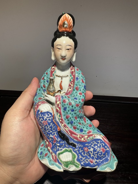 古玩陶瓷粉彩花卉紋觀音瓷像真品鑒賞圖