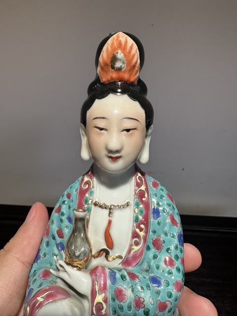 古玩陶瓷粉彩花卉紋觀音瓷像真品鑒賞圖