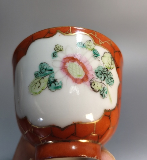 古玩陶瓷珊瑚紅開光粉彩花卉紋杯真品鑒賞圖