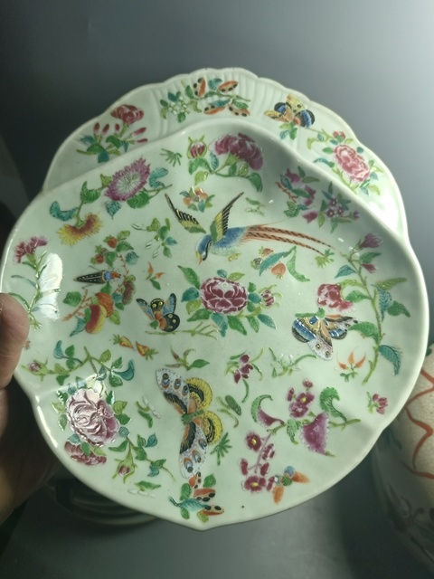 古玩陶瓷清中期豆青釉廣彩花鳥蝶紋盤拍賣，當前價格2500元