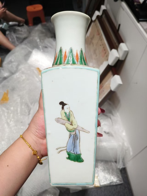 古玩陶瓷五彩四美圖天圓地方瓶真品鑒賞圖