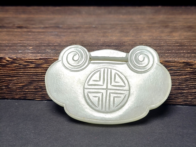 古玩玉器清代和田玉雕“如意鎖佩”拍賣,當(dāng)前價格10000000元