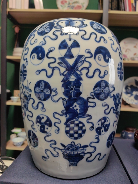 古玩陶瓷豆青釉青花暗八仙冬瓜罐真品鑒賞圖