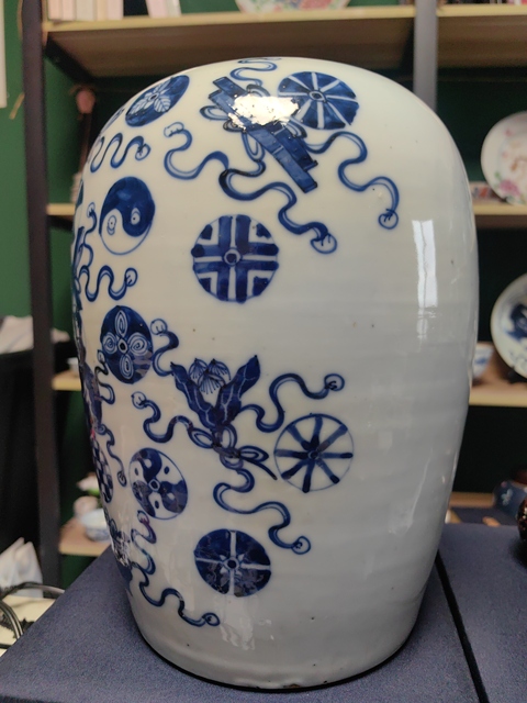 古玩陶瓷豆青釉青花暗八仙冬瓜罐真品鑒賞圖