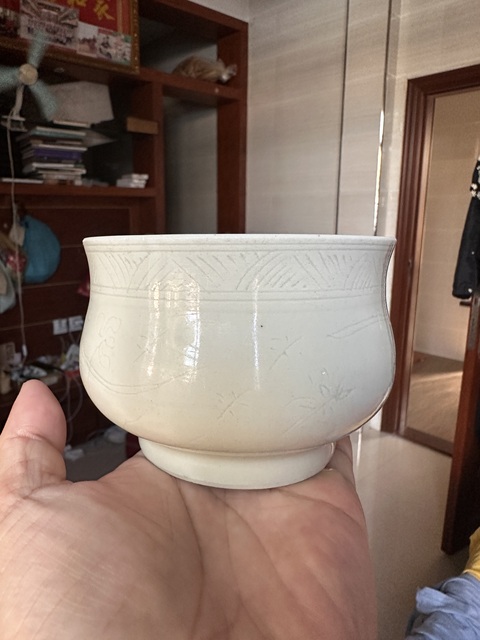 古玩陶瓷白釉刻花紋香爐真品鑒賞圖