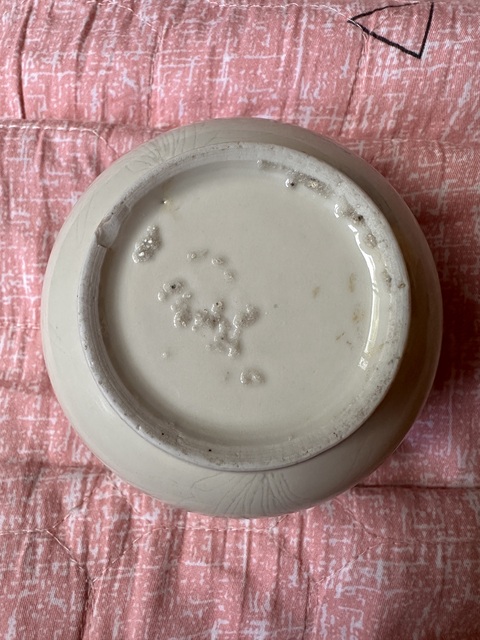 古玩陶瓷白釉刻花紋香爐真品鑒賞圖