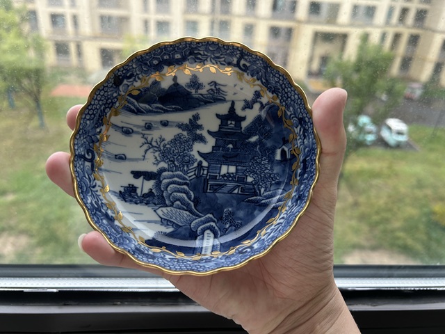 古玩陶瓷乾隆青花描金花口盤真品鑒賞圖