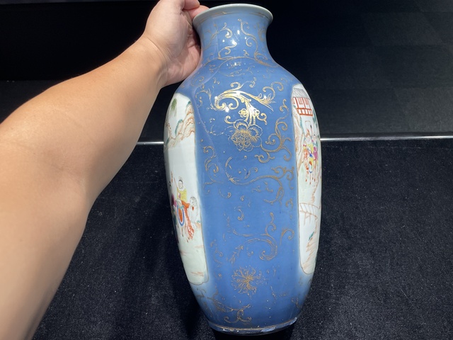 古玩陶瓷藍釉描金開光人物紋粉彩瓶真品鑒賞圖