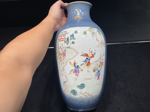 古玩陶瓷藍釉描金開光人物紋粉彩瓶真品鑒賞圖