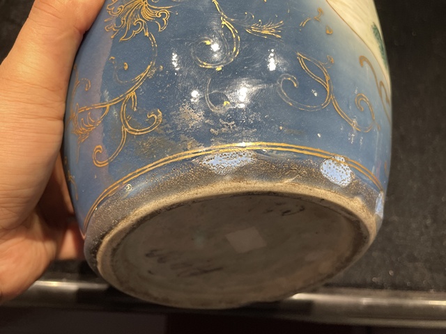 古玩陶瓷藍釉描金開光人物紋粉彩瓶真品鑒賞圖