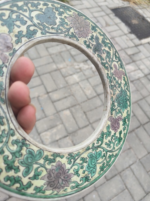 古玩陶瓷清晚清素三彩纏枝蓮紋底座真品鑒賞圖