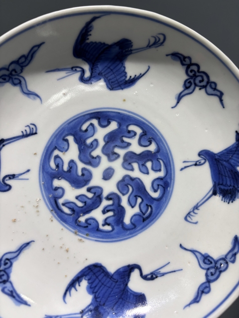 古玩陶瓷云鶴紋青花盤真品鑒賞圖