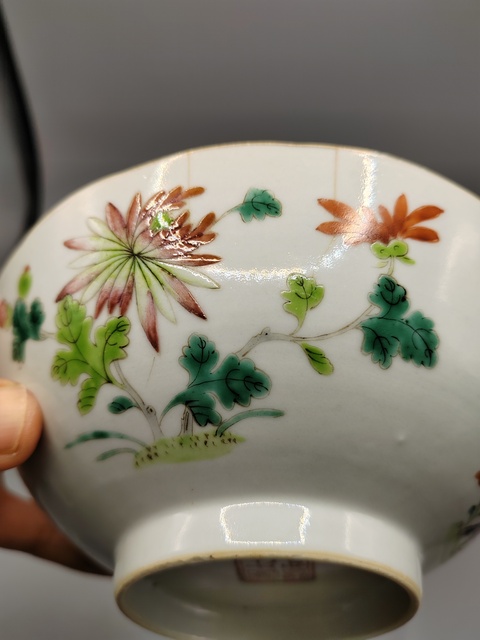 古玩陶瓷清中晚期 粉彩四季花卉紋花口碗真品鑒賞圖