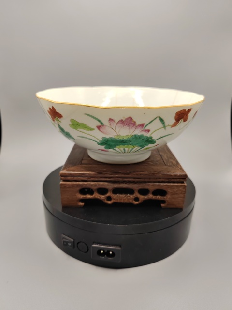 古玩陶瓷清中晚期 粉彩四季花卉紋花口碗真品鑒賞圖