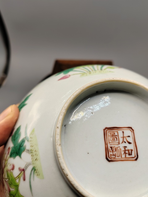 古玩陶瓷清中晚期 粉彩四季花卉紋花口碗真品鑒賞圖