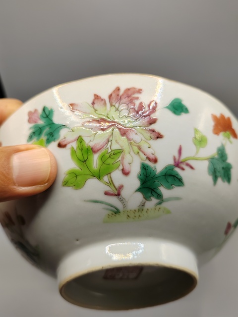 古玩陶瓷清中晚期 粉彩四季花卉紋花口碗真品鑒賞圖
