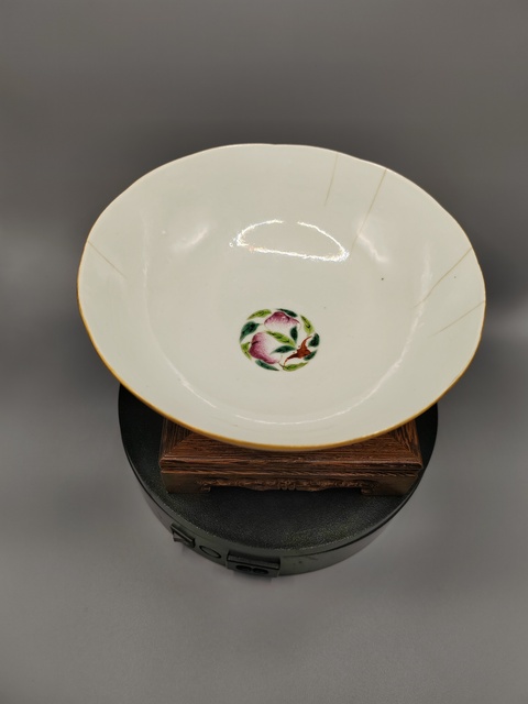 古玩陶瓷清中晚期 粉彩四季花卉紋花口碗真品鑒賞圖