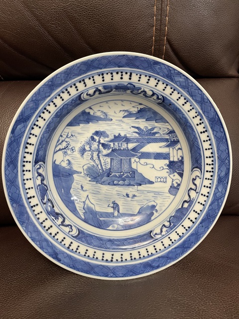 古玩陶瓷樓臺亭閣山水紋青花盤真品鑒賞圖