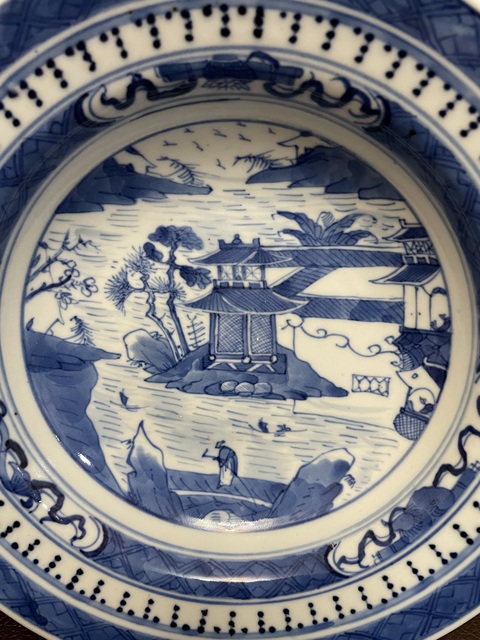 古玩陶瓷樓臺亭閣山水紋青花盤真品鑒賞圖