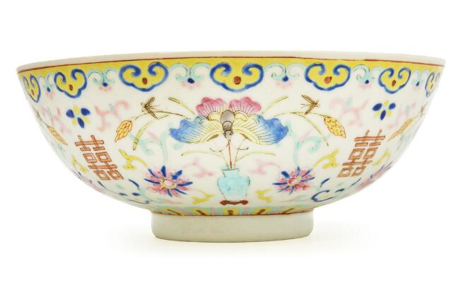 古玩陶瓷粉彩蝶戀花紋喜字碗真品鑒賞圖