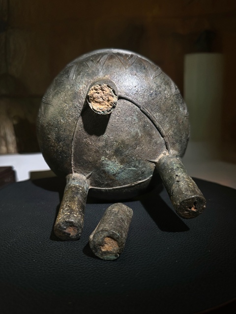 古玩銅器渦紋鼎真品鑒賞圖