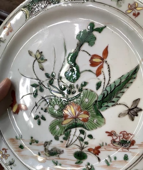 古玩陶瓷五彩荷塘鴛鴦紋盤真品鑒賞圖