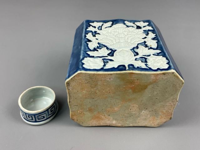 古玩陶瓷藍釉堆白刻花茶葉罐真品鑒賞圖
