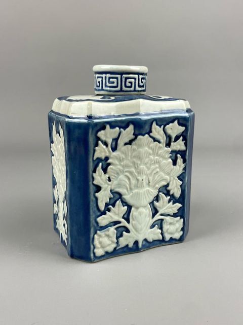 古玩陶瓷藍釉堆白刻花茶葉罐真品鑒賞圖
