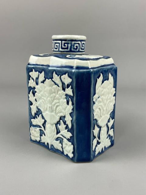 古玩陶瓷藍釉堆白刻花茶葉罐真品鑒賞圖