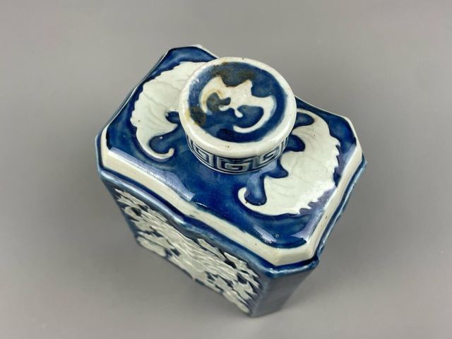古玩陶瓷藍釉堆白刻花茶葉罐真品鑒賞圖