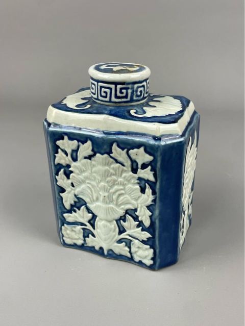 古玩陶瓷藍釉堆白刻花茶葉罐真品鑒賞圖