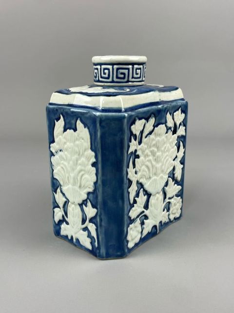 古玩陶瓷藍釉堆白刻花茶葉罐真品鑒賞圖