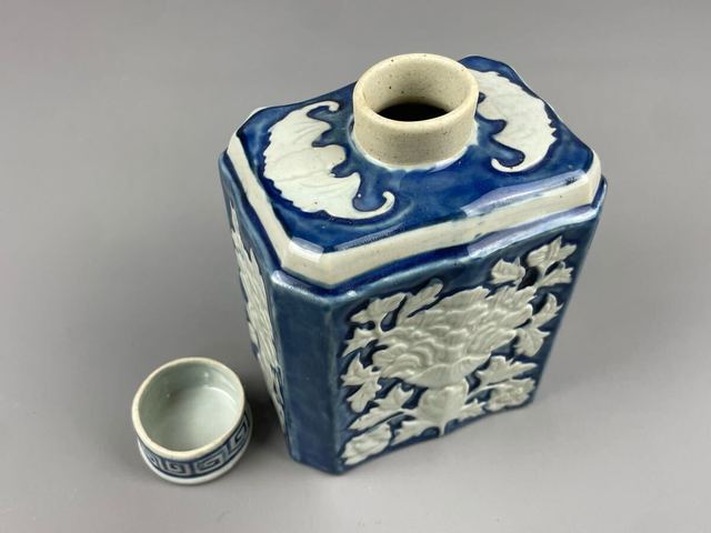 古玩陶瓷藍釉堆白刻花茶葉罐真品鑒賞圖