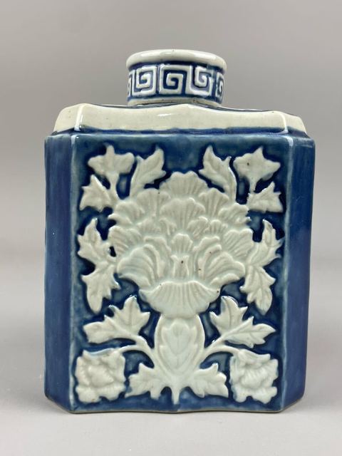 古玩陶瓷藍釉堆白刻花茶葉罐真品鑒賞圖