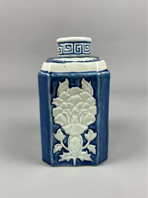 古玩陶瓷藍釉堆白刻花茶葉罐真品鑒賞圖