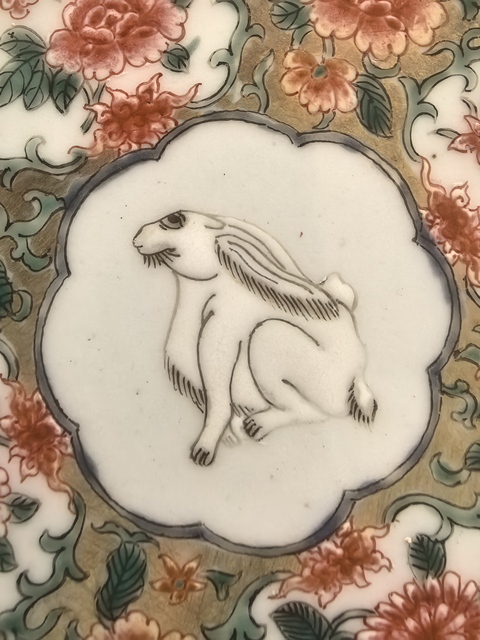古玩陶瓷粉彩玉兔紋花口盤真品鑒賞圖