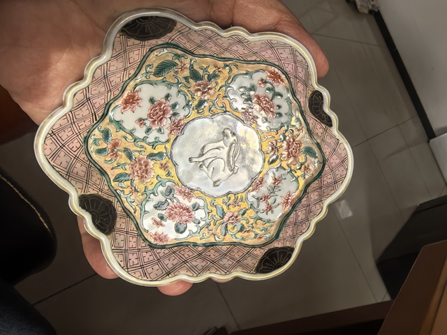 古玩陶瓷粉彩玉兔紋花口盤真品鑒賞圖