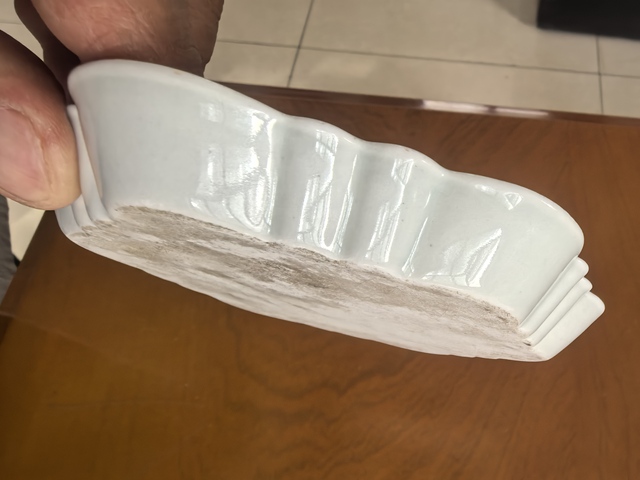 古玩陶瓷粉彩玉兔紋花口盤真品鑒賞圖