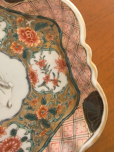 古玩陶瓷粉彩玉兔紋花口盤真品鑒賞圖