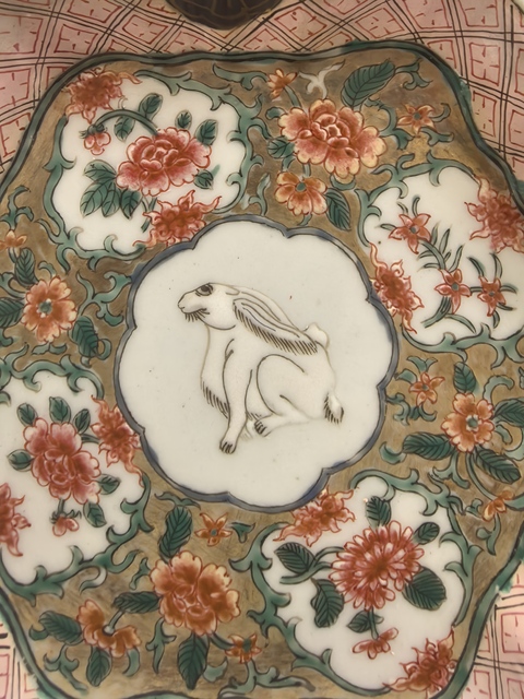 古玩陶瓷粉彩玉兔紋花口盤真品鑒賞圖